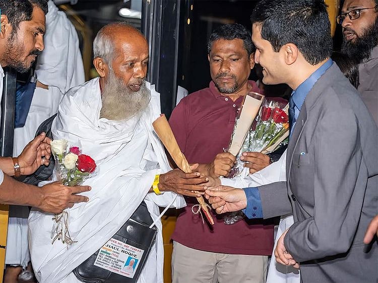  Indian pilgrims being welcomed in Mecca.