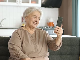 5 best smartphones under Dh2000 for seniors, UAE 2026