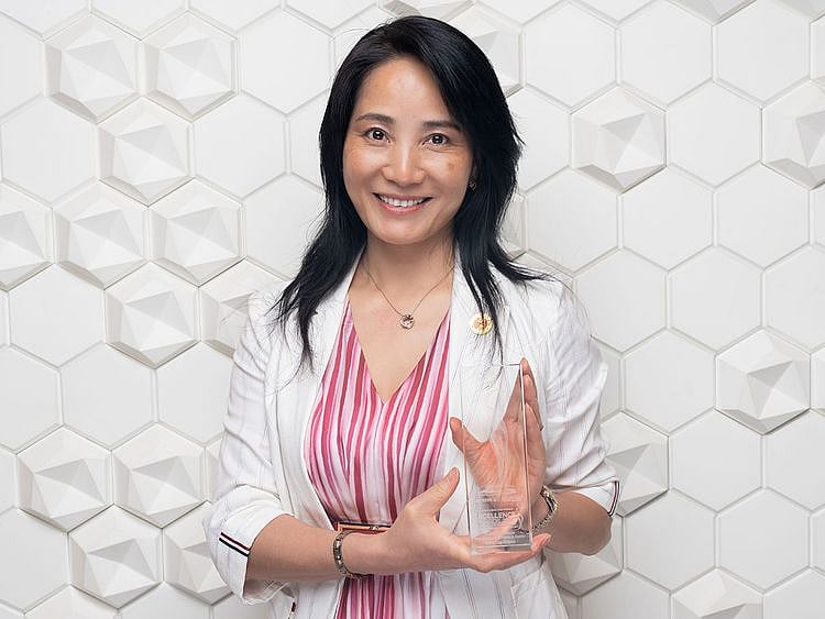 Amy Ai with her Excellence in Business – Best in Ecommerce Finance & Taxation award