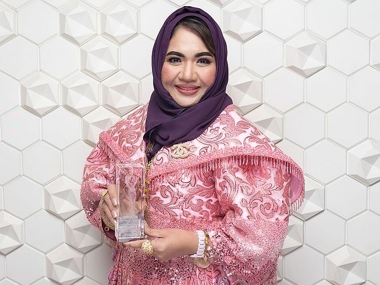Dr Mary Jane Alvero-Al Mahdi with her Excellence in Business – Best in Quality Management award