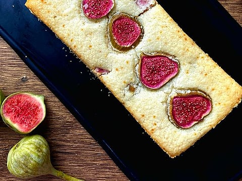 It's time for some fresh fig and ricotta cake!