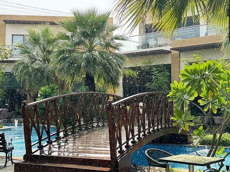 zawaya walk artificial rain shows