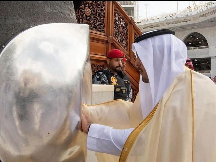 On behalf of Saudi King Salman bin Abdul Aziz, Deputy Governor of Mecca Prince Saud bin Meshal led the washing ceremony that included perfuming the interior of the Kaaba with incense, oud oils and the finest fragrances. The official entered the Kaaba using a special stairway. 