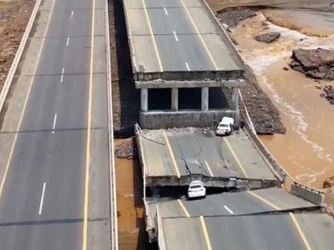 The intense floodwaters eroded the bridge’s base, causing two vehicles to fall into the damaged section. Other vehicles stopped before reaching the affected area, avoiding further casualties.