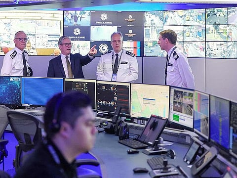 Britain's Prime Minister Keir Starmer (2ndL) views CCTV screens with Metropolitan Police Commissioner Mark Rowley, Metropolitan Police Deputy Assistant Commissioner Andy Valentine and Commander Ben Russell at Lambeth Police Headquarters in London on August 9, 2024. 
