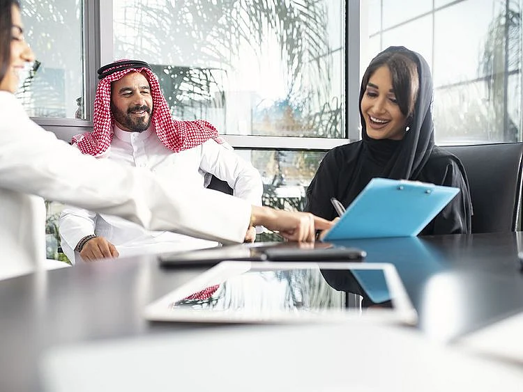STOCK SAUDI WORKERS / OFFICE