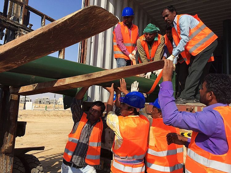 STOCK SAUDI WORKERS / OFFICE