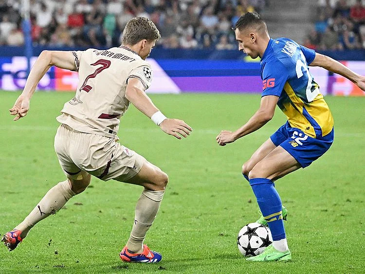 Salzburg’s defender #02 Ignace Van der Brempt