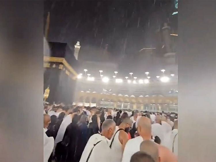  Worshippers were seen on Monday night offering the obligatory Isha (evening) prayers in the Grand Mosque amid heavy rains. Mecca was lashed by torrential rains accompanied by lighting and thunder, resulting in flooding several roads in the city.