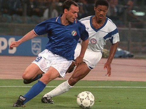 Italian forward Salvatore Schillaci (left) tries to take the ball away from US defender Jimmy Banks during the World Cup first round match on June 14, 1990 in Rome.