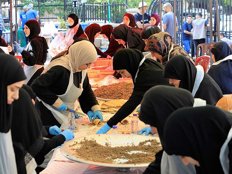 Volunteers prepare food for displaced people 