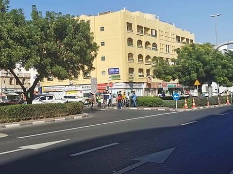 Violation of pedestrians failing to abide by traffic signals incurs a fine of Dh400, in accordance with Article 89 of the Federal Traffic Law.