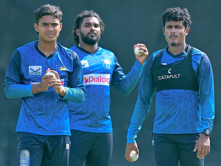 Sri Lanka's Dunith Wellalage (L), Wanindu Hasaranga and Jeffrey Vandersay