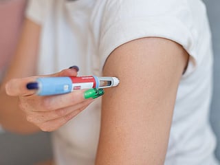 A 28-year-old woman from Suzhou, identified only as Chen, landed in a critical medical emergency after using an unregulated “weight loss injection” she bought online. Illustrative purpose.