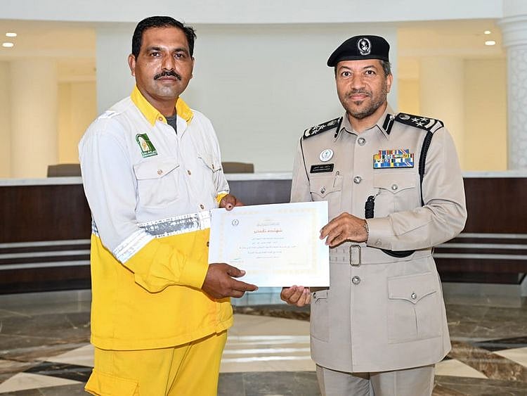 pakistani-worker-honoured-by-police-1729747535902