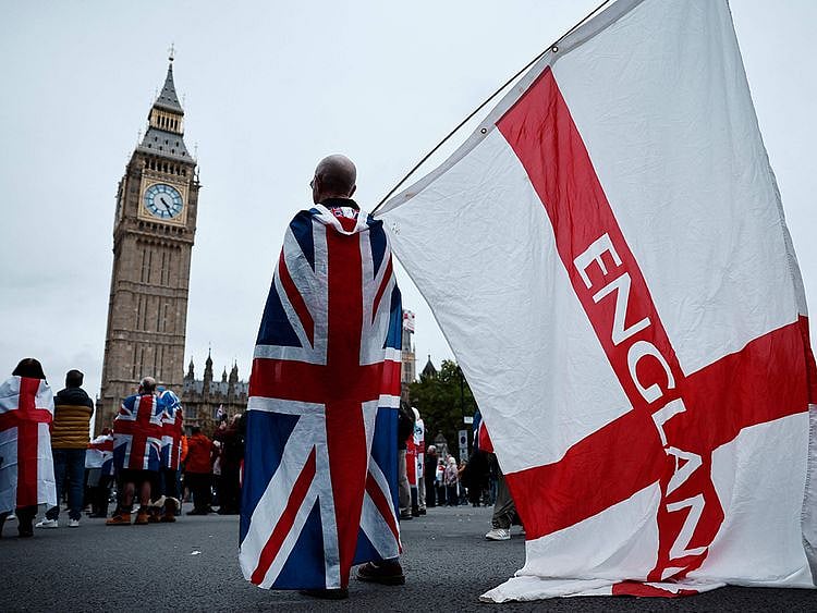 Supporters of Britain's notorious anti-Muslim agitator,