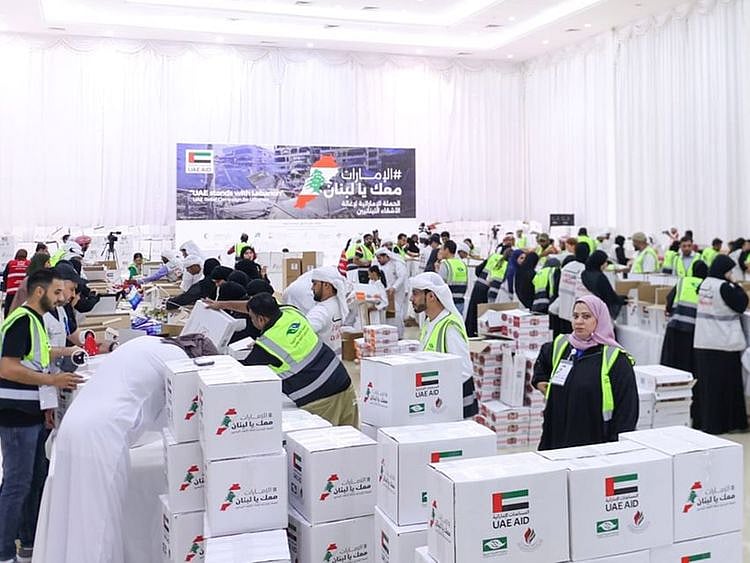 wam-pic-of-volunteers-pack-aid-for-lebanon-in-fujairah-1731161971081