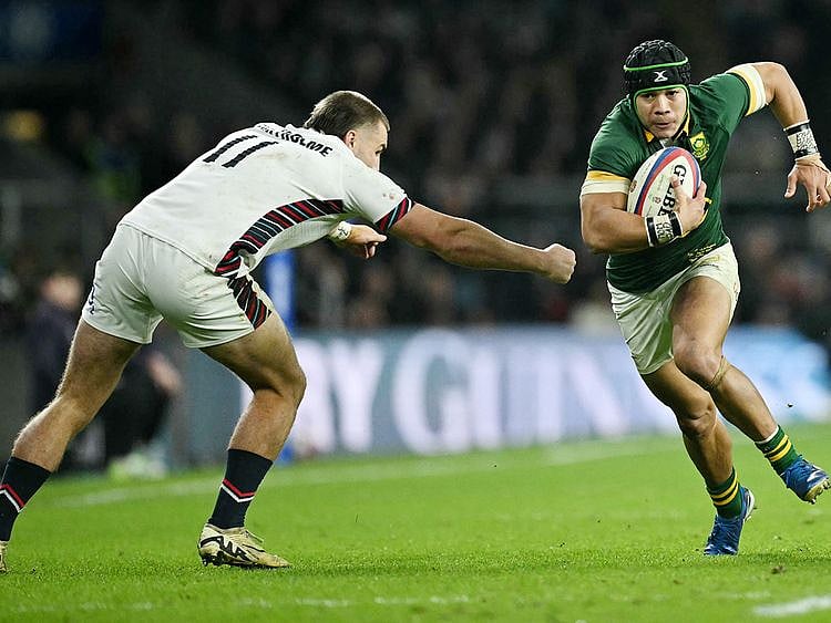 South Africa's wing Cheslin Kolbe (R) beats England's Ollie Sleightholme