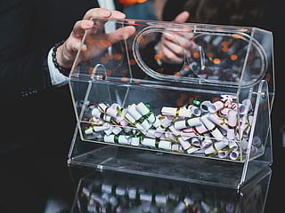 Kuwait’s prosecutors have ordered the remand of a Kuwaiti citizen and five expatriates for suspected involvement in a raffle draw fraud.