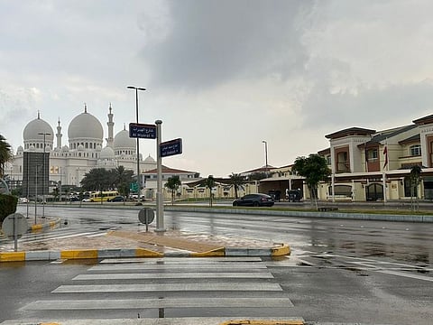 The rain will be accompanied by moderate to fresh winds with clouds, leading authorities to advise caution on the roads.