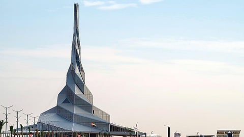 A solar smart flower opens out its solar ‘petals’ to harness the sun’s heat and convert it into electrical energy. It also contains a self-cleaning system that prevents dust from accumulating on its panels 