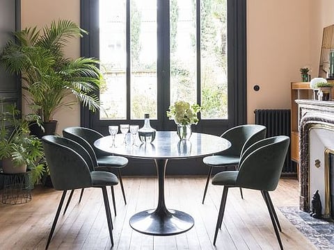 Plenty of natural light in the dining area highlights the range of furnishings including the Tulip table by Eero Saarinen from Knoll edition, chairs from Søstrene Grene, and pendant light by Georges Nelson.