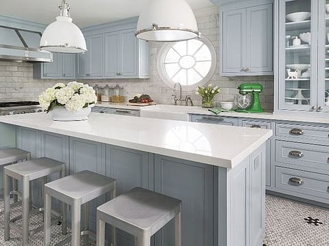 Kitchen by award-winning US designer Tobi Fairley featuring Dekton XGloss Halo Countertop. 