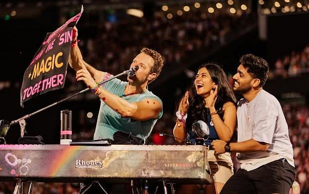After viral Coldplay kiss cam, Chris Martin’s moment with Indian couple ...
