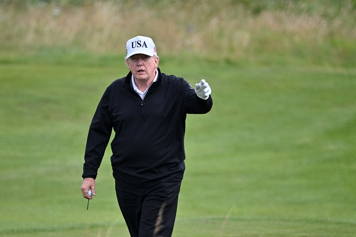 Trump plays golf in Scotland while protesters take to the streets -Video