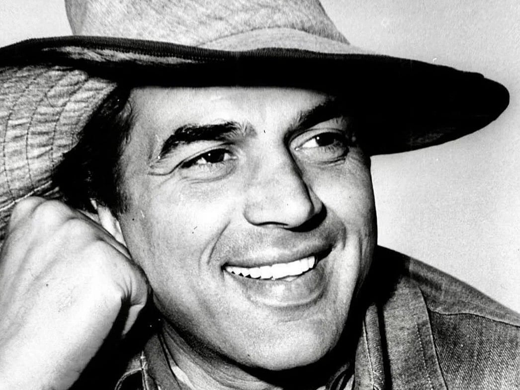 Dharmendra dies at 89: Bollywood mourns, stars gather at crematorium