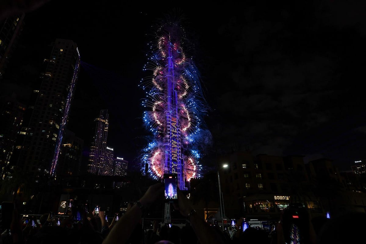 thousands-arrive-early-for-burj-khalifa-new-year-s-eve-fireworks