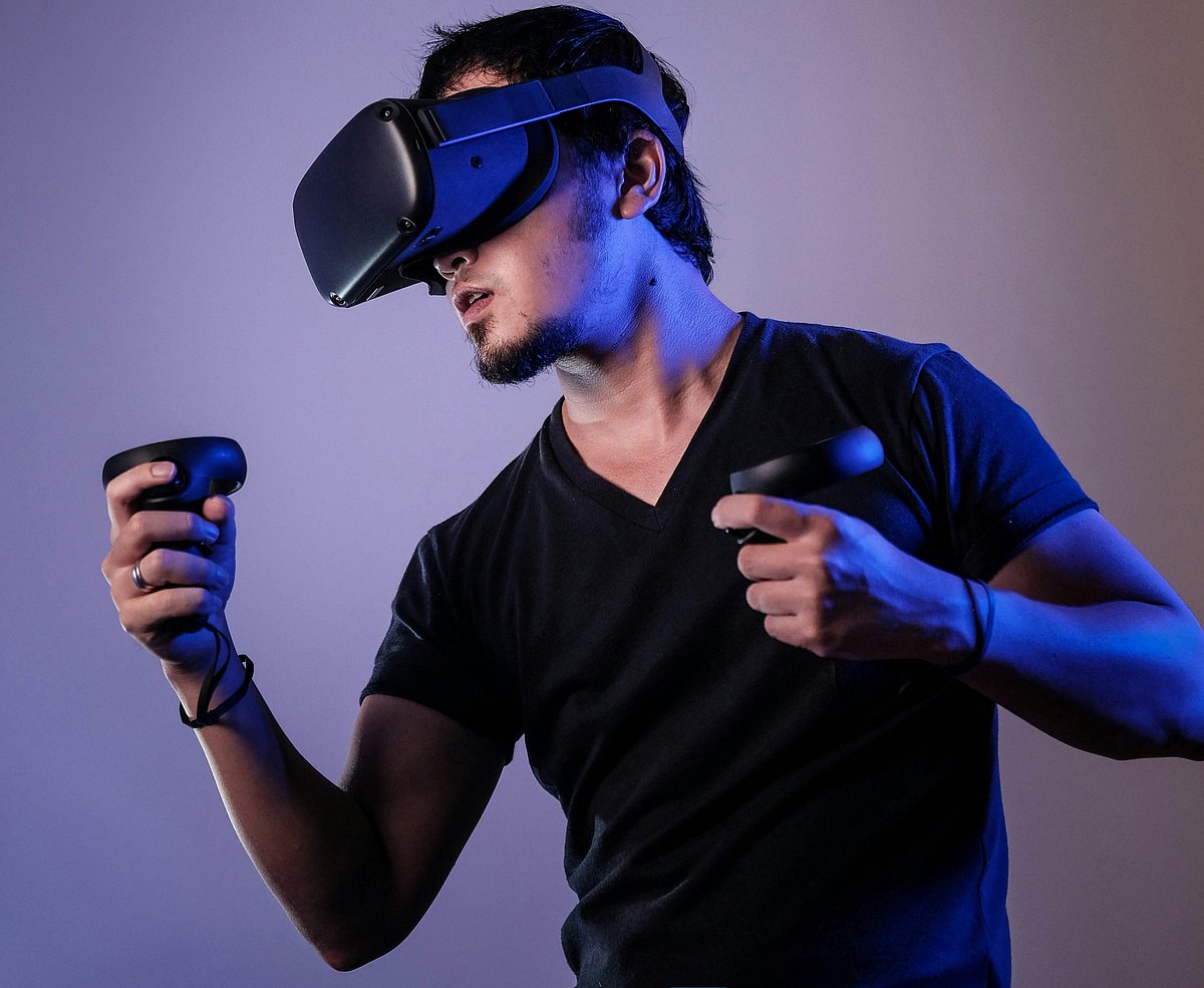 Dubai Revolutionizes Police Training with AI and VR Under New Law
