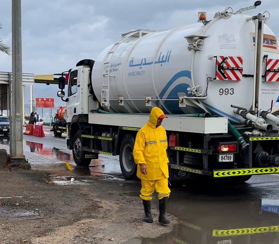 UAE Municipalities Enhance Rain Response to Ensure Safety and Traffic Flow