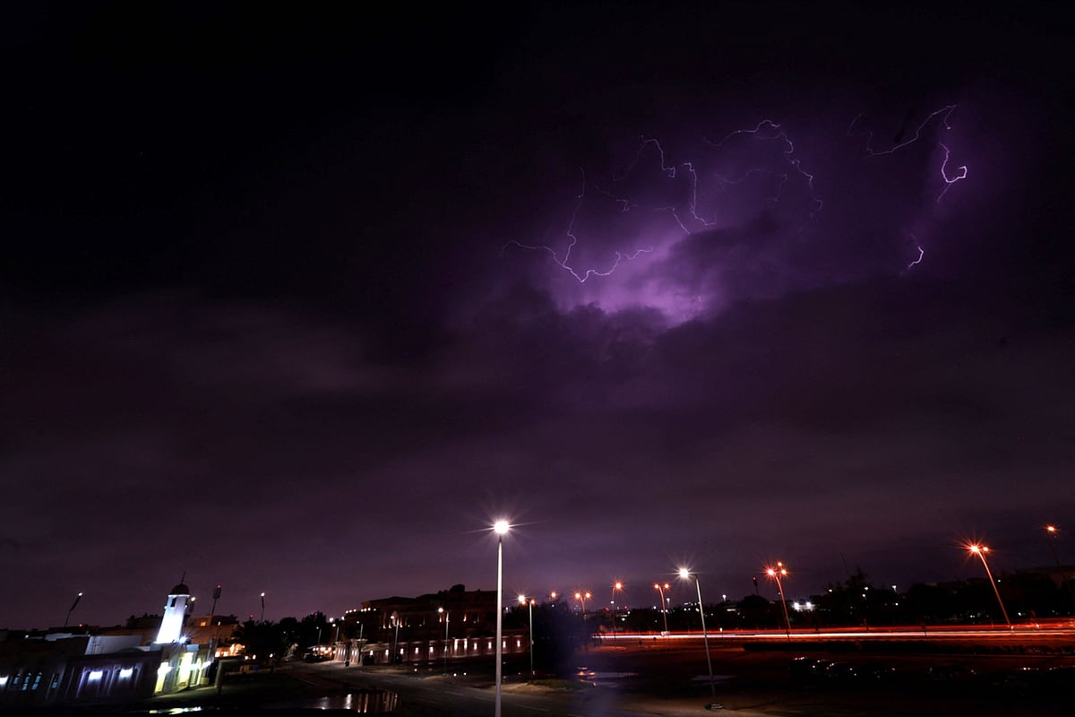 Thunderstorm Strikes Doha: Heavy Rain and Lightning Disrupt City