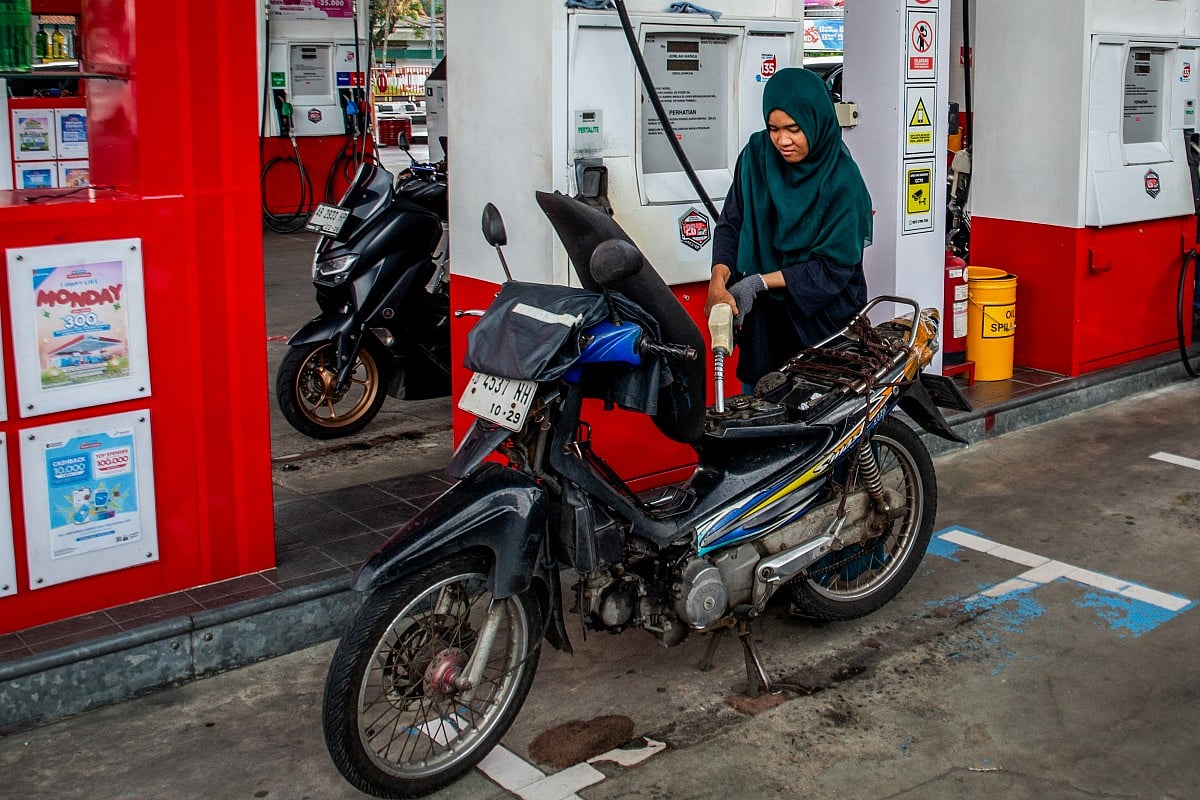 Iran Missile Strikes Drive Global Oil Prices Up 3% Amid Hormuz Fears