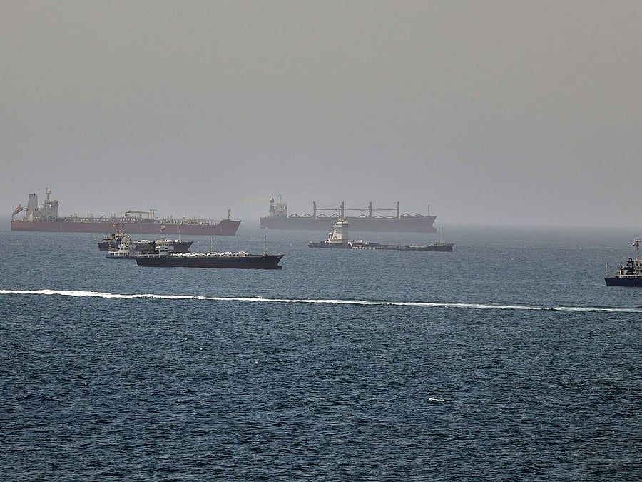 US Airstrikes Expand on Iranian Military Centers Amid Naval Blockade