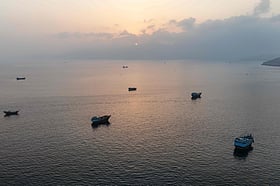 Iran warns ships not to bypass its chosen Hormuz route
