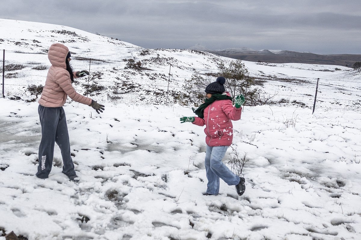Heavy Snow Blankets South Africa as Rare Cold Snap Brings Wintry ...