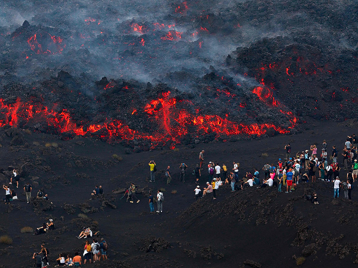 Catania Airport Suspends Flights as Mount Etna Eruption Sends 4km Ash ...
