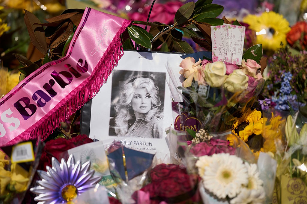 Dolly Parton streams surge 2,109% in US and 1,280% globally after her death  as fans revisit her greatest songs