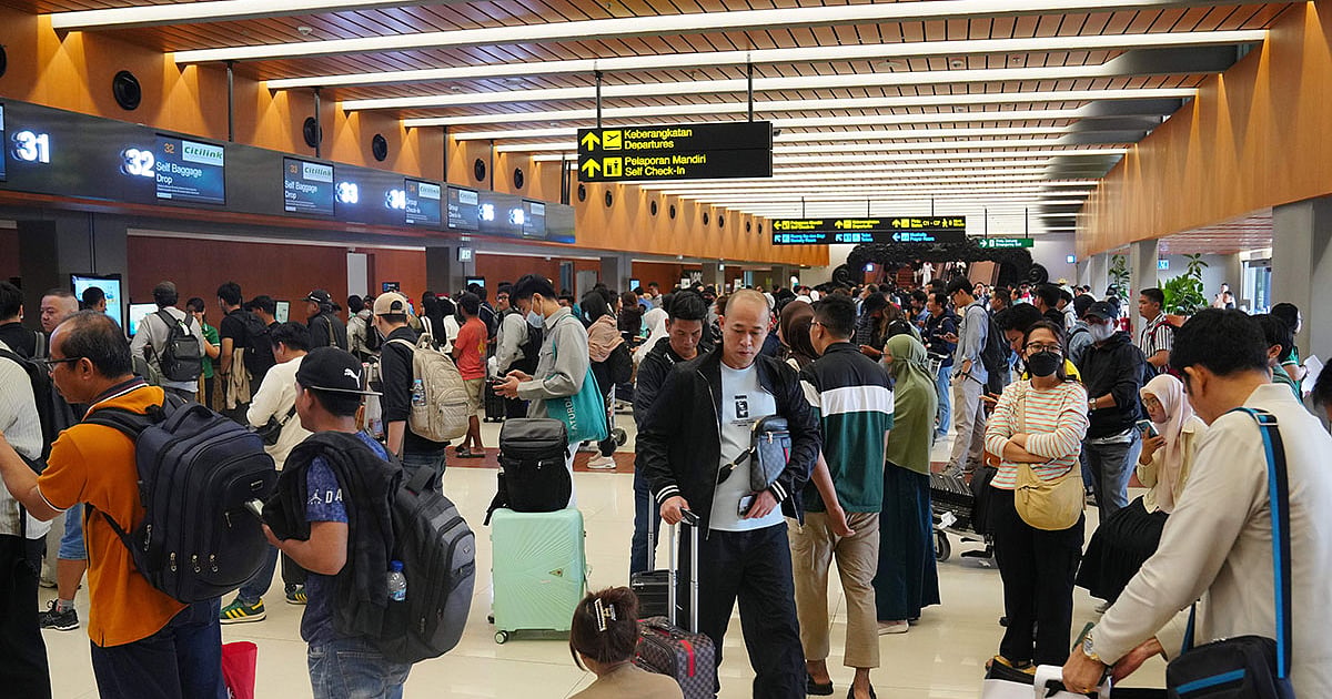 Botom Ash Jakarta airport and others reopen after volcanic ash crisis