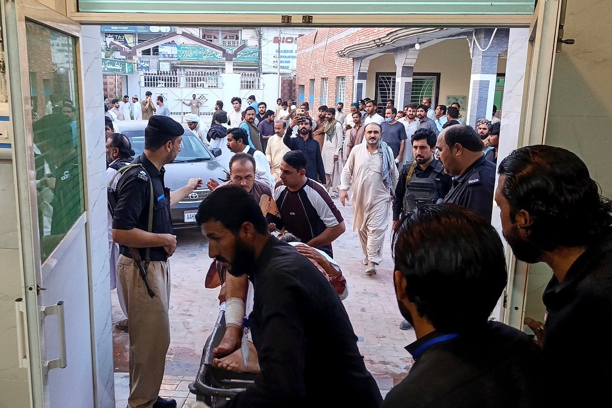 Suicide bombing at police checkpoint in northwestern Pakistan kills at ...