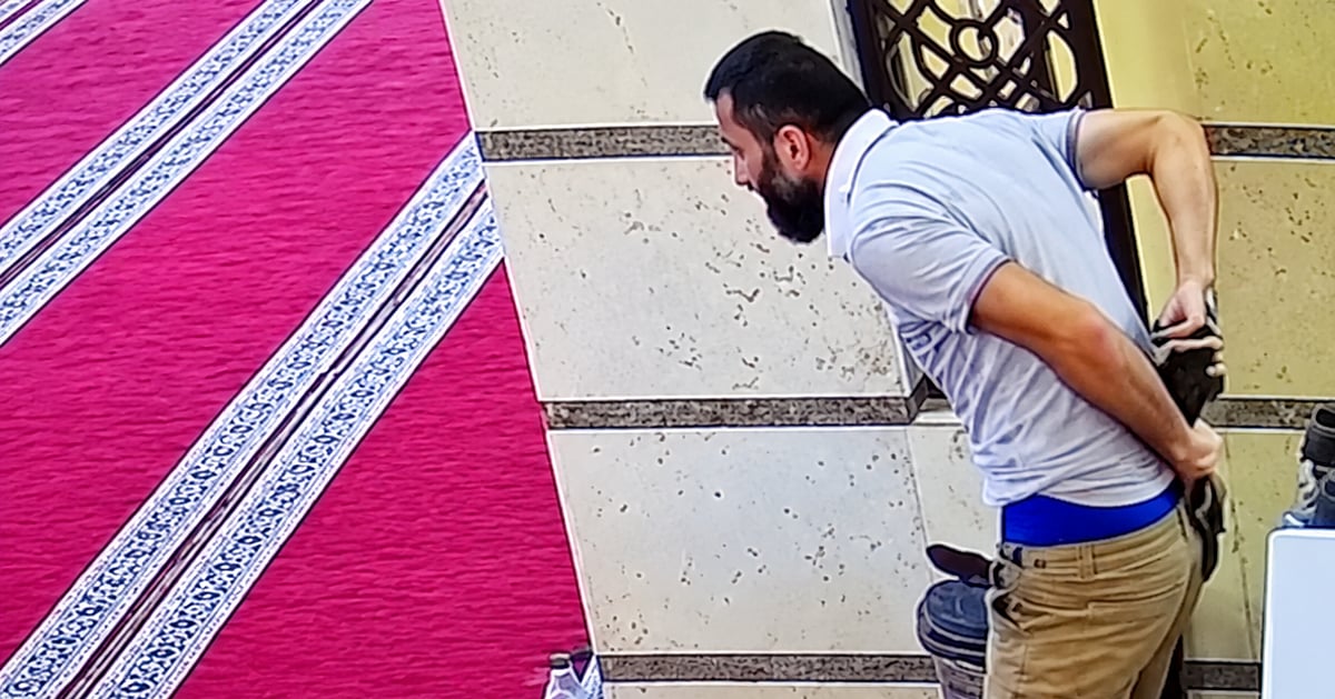 Mosque Clothes Viral Video: Man Caught on CCTV Hiding Stolen Mosque Shoes in His ...