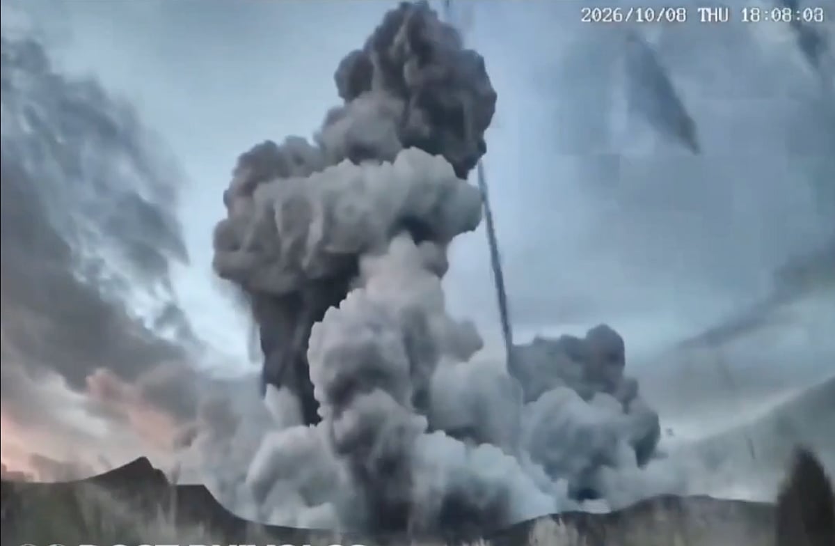 Botom Ash Philippines: Taal Volcano blasts ash 4,000 metres into the sky in five ...