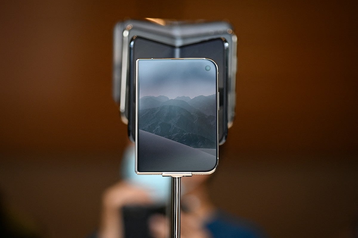 iPhone Duo vs iPhone 18 Pro: Why Apple's Foldable Falls Short in Camera ...