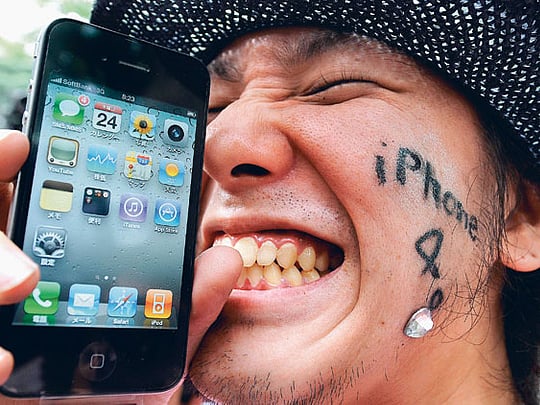 Hundreds scramble for new iPhone worldwide