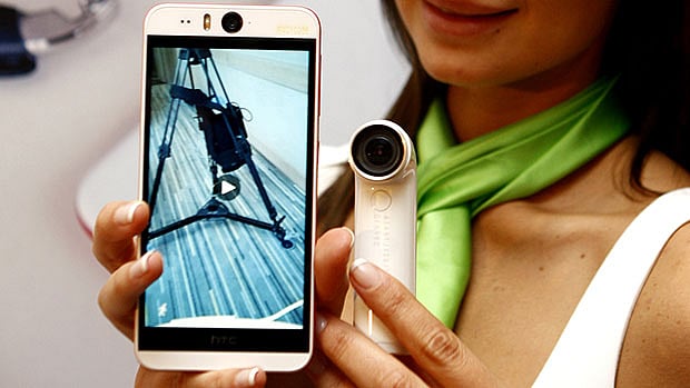 Smartphone makers aim to cash in on selfie trend