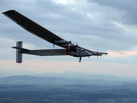 Solar plane makes debut with eye on global trip
