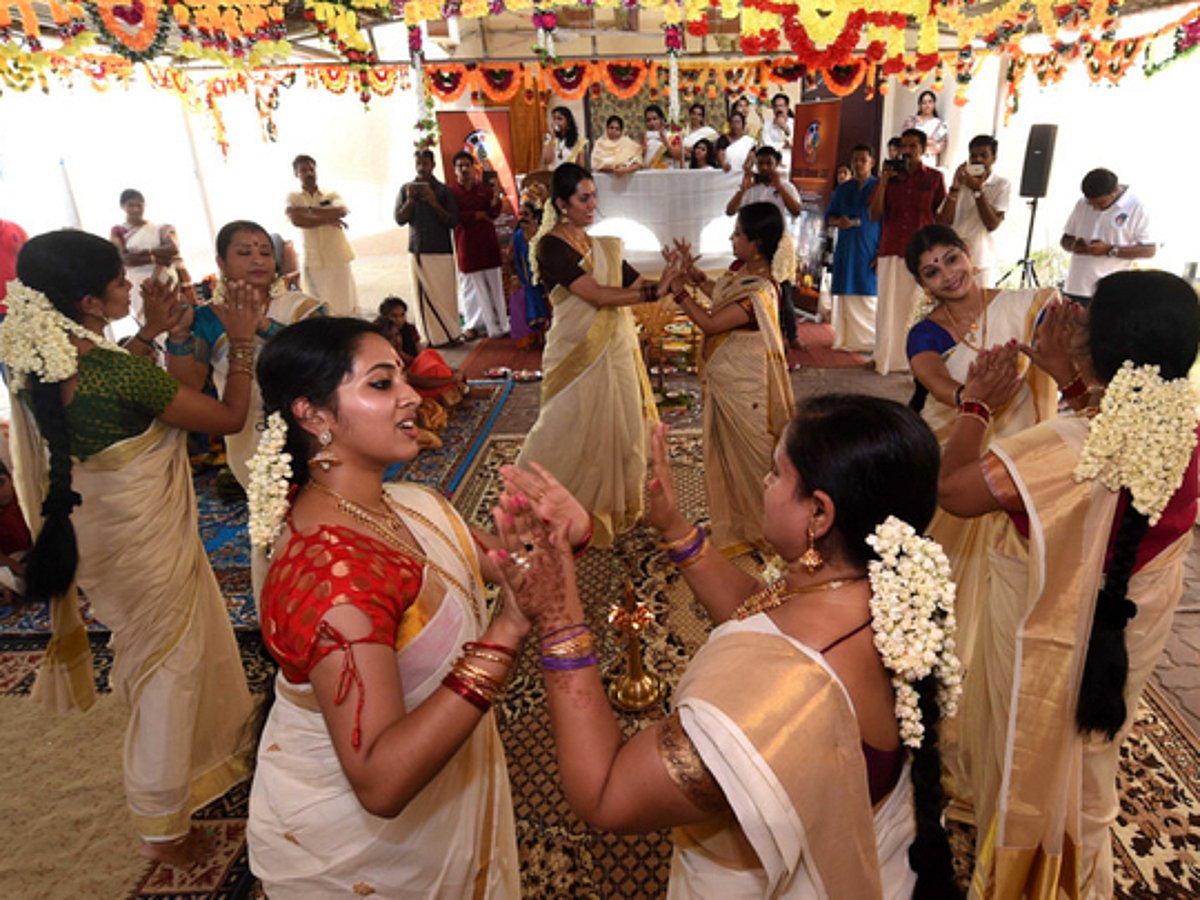 Poezdda osiyolik ayol bilan jinsiy aloqa Porno karta oyini otish