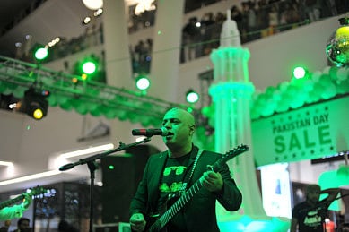Ali Azmat rocks Lahore on Pakistan Day